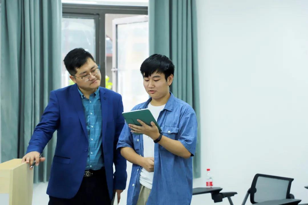 川影国际创意学院学生与老师交流 川影国际创意学院学生与老师交流